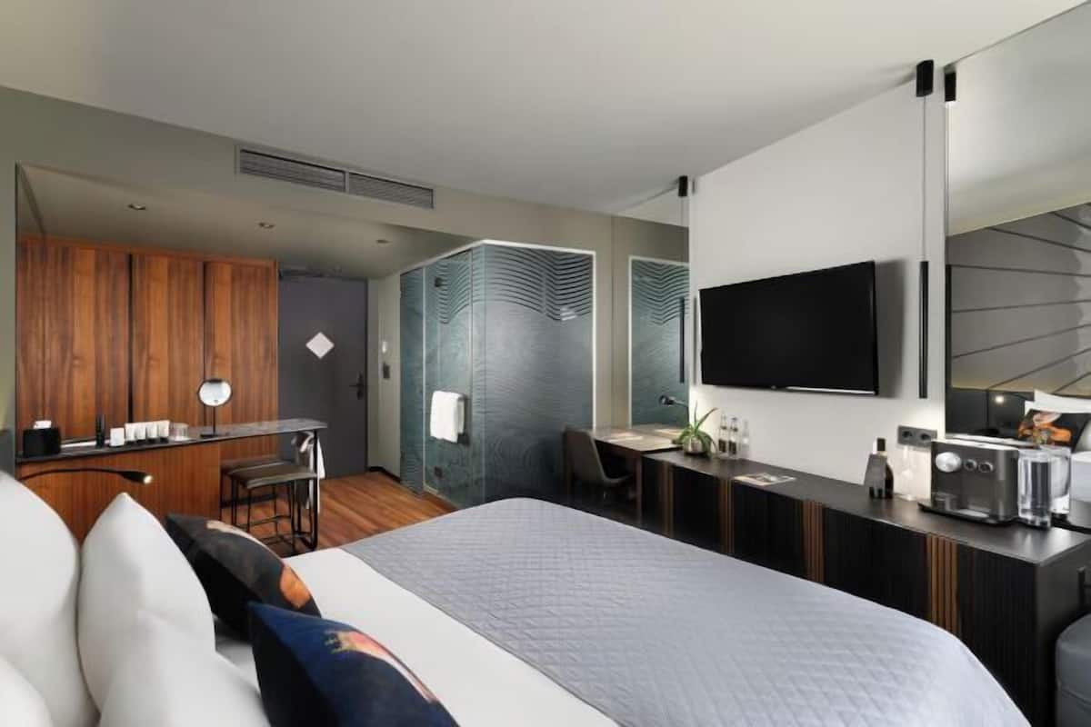 1 bedroom, premium bedding, minibar, in-room safe