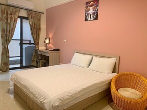 Escritorio, espacio para trabajar con laptop y cortinas blackout 