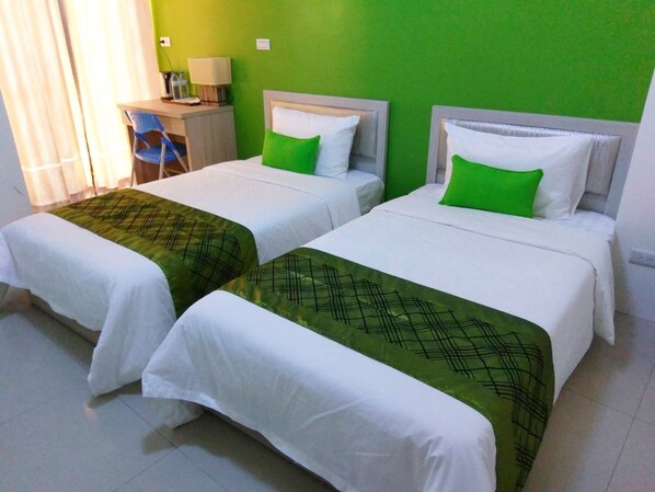 Habitación empresarial doble | Escritorio, espacio para trabajar con laptop y cortinas blackout 