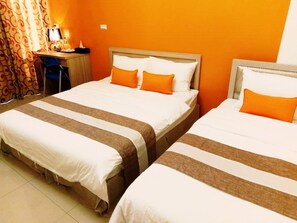 Habitación empresarial triple | Escritorio, espacio para trabajar con laptop y cortinas blackout 