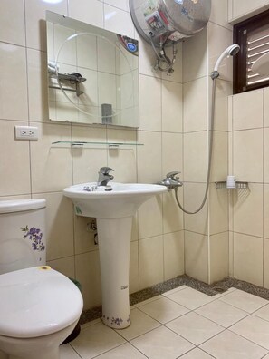 Amenidades de baño gratuitas, secadora de cabello, pantuflas, toallas 