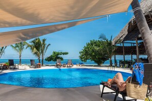 Outdoor pool, pool loungers - Zanzibar Magic Boutique Hotel (Matemwe)