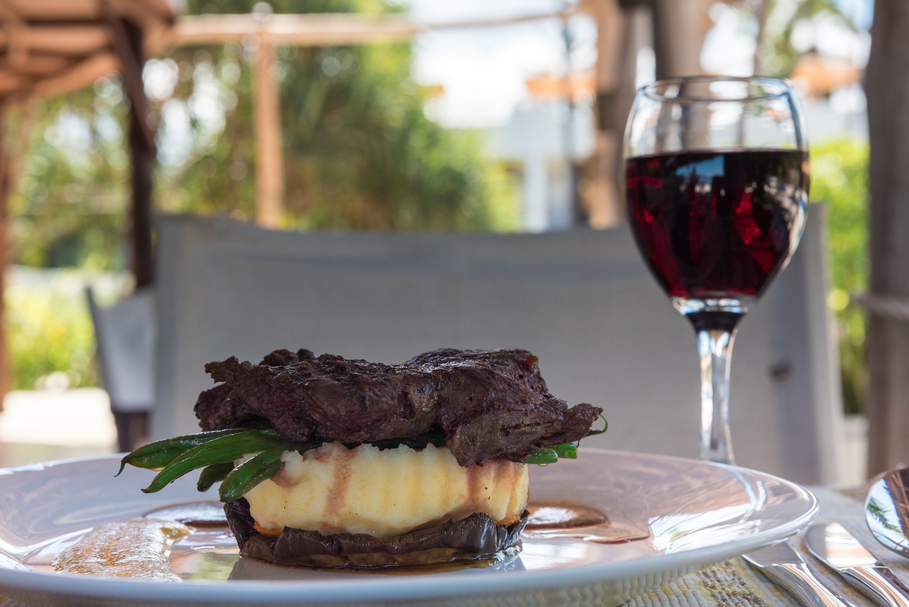 Ein Dessertteller mit Schokoladendessert und einem Glas Rotwein.