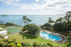 Una piscina cubierta, una piscina al aire libre de temporada, tumbonas