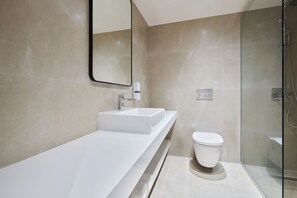 Shower, free toiletries, hair dryer, towels - Maris Grand Waterpark Resort (Paralimni)