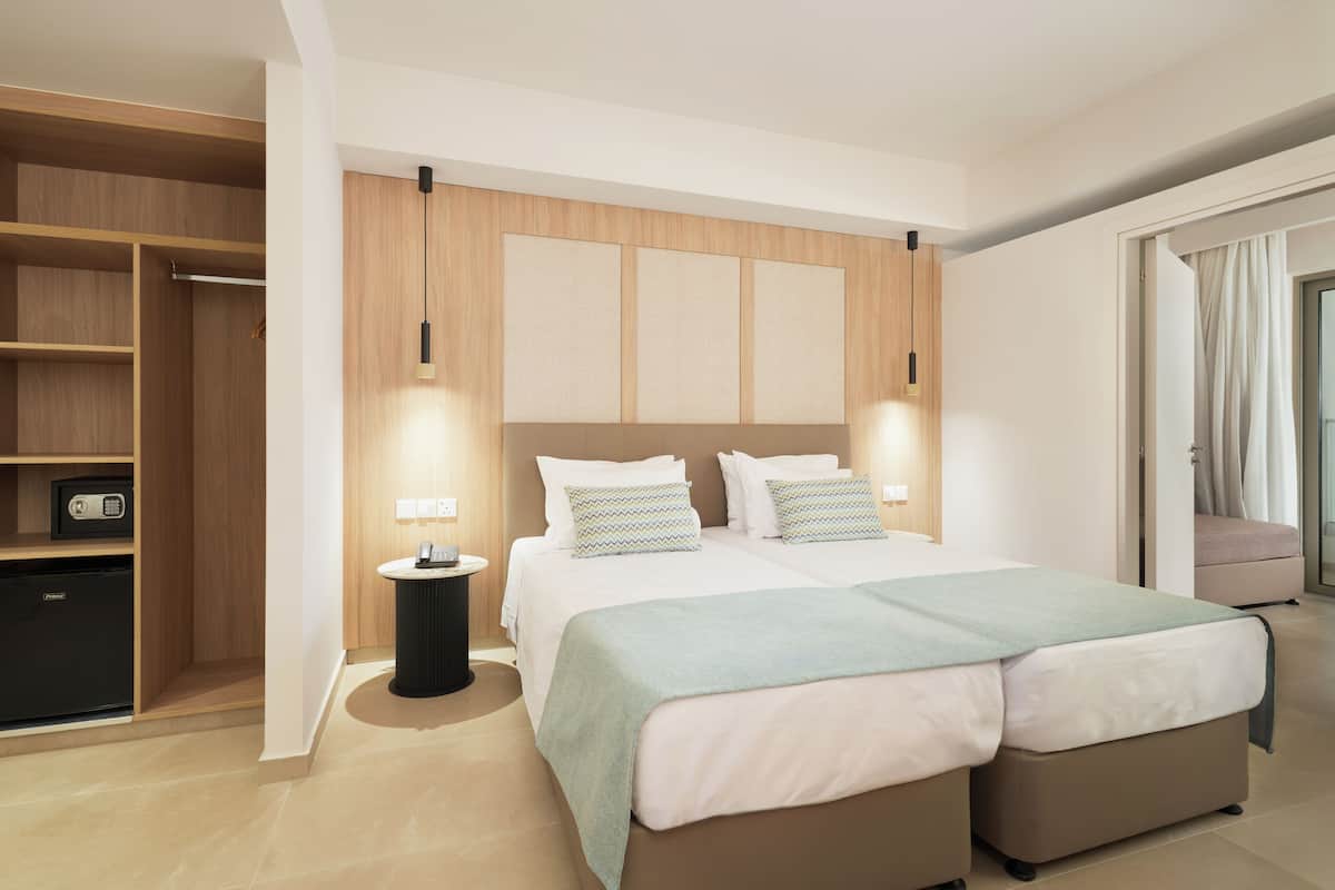 Un dormitorio moderno con una cama grande, una mesita de noche, un armario y una estantería empotrada.