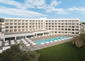 من حمّامات السباحة المغطاة، حمّام سباحة خارجي، مظلات على حمّام السباحة