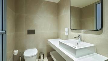 Suihku, ilmaiset hygieniatuotteet, hiustenkuivaaja, pyyhkeet