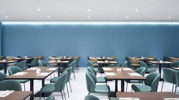 2 restaurantes; se sirven desayunos