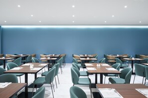 2 restaurants, serveren ontbijt