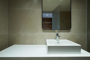 ฝักบัว, ของใช้ในห้องน้ำฟรี, ไดร์เป่าผม, ผ้าเช็ดตัว