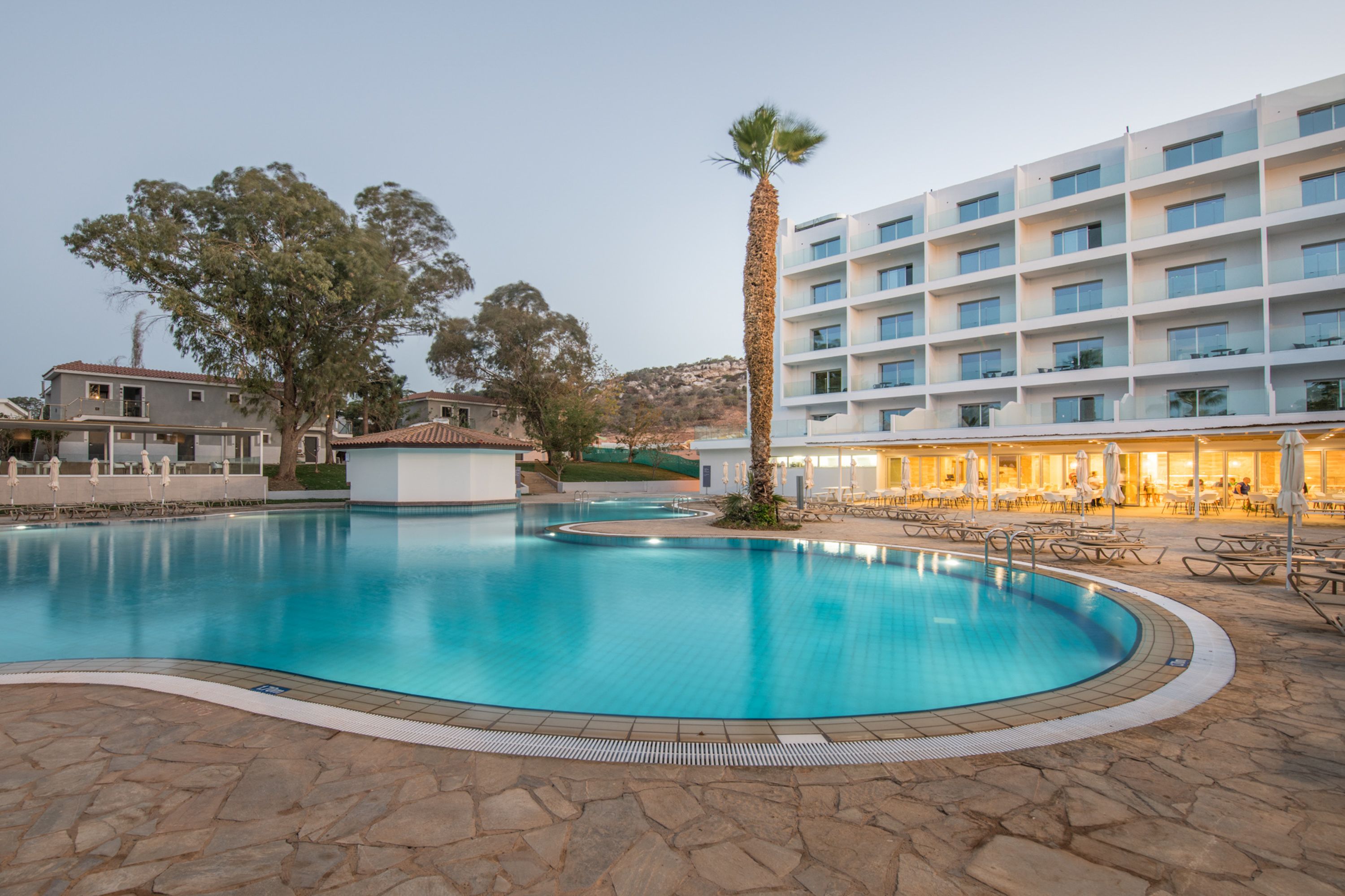Piscina stagionale all'aperto, ombrelloni da piscina, lettini