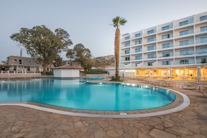 Seasonal outdoor pool, pool umbrellas, sun loungers
