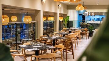 Der serveres frokost og aftensmad