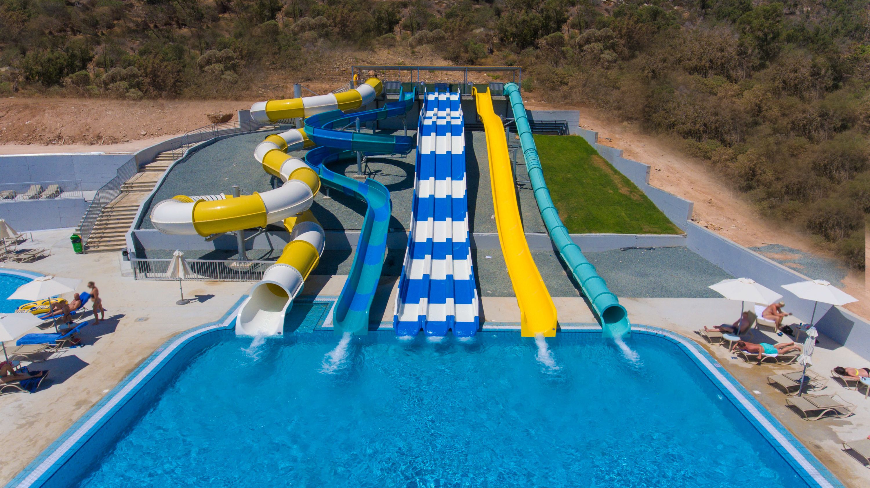 Un parque acuático con varias toboganes y una piscina.