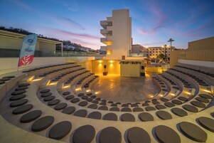 Fachada de la propiedad por la tarde o noche