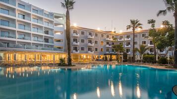 Facciata della struttura - sera/notte