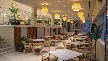 Der serveres frokost og aftensmad