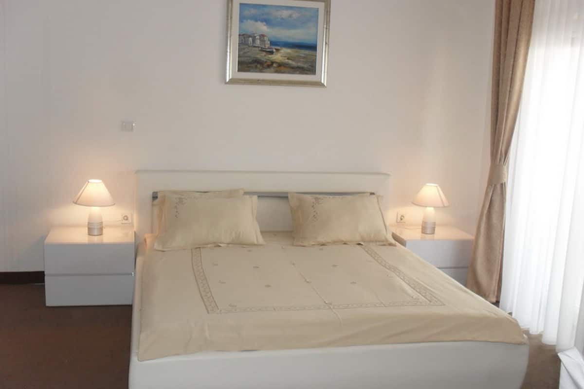 Desk, soundproofing, WiFi (free), bed sheets