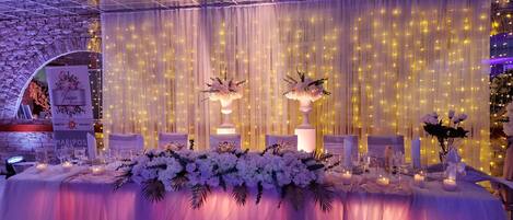 Breakfast, lunch, dinner served; local cuisine