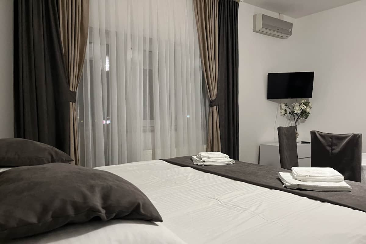 Desk, soundproofing, WiFi (free), bed sheets