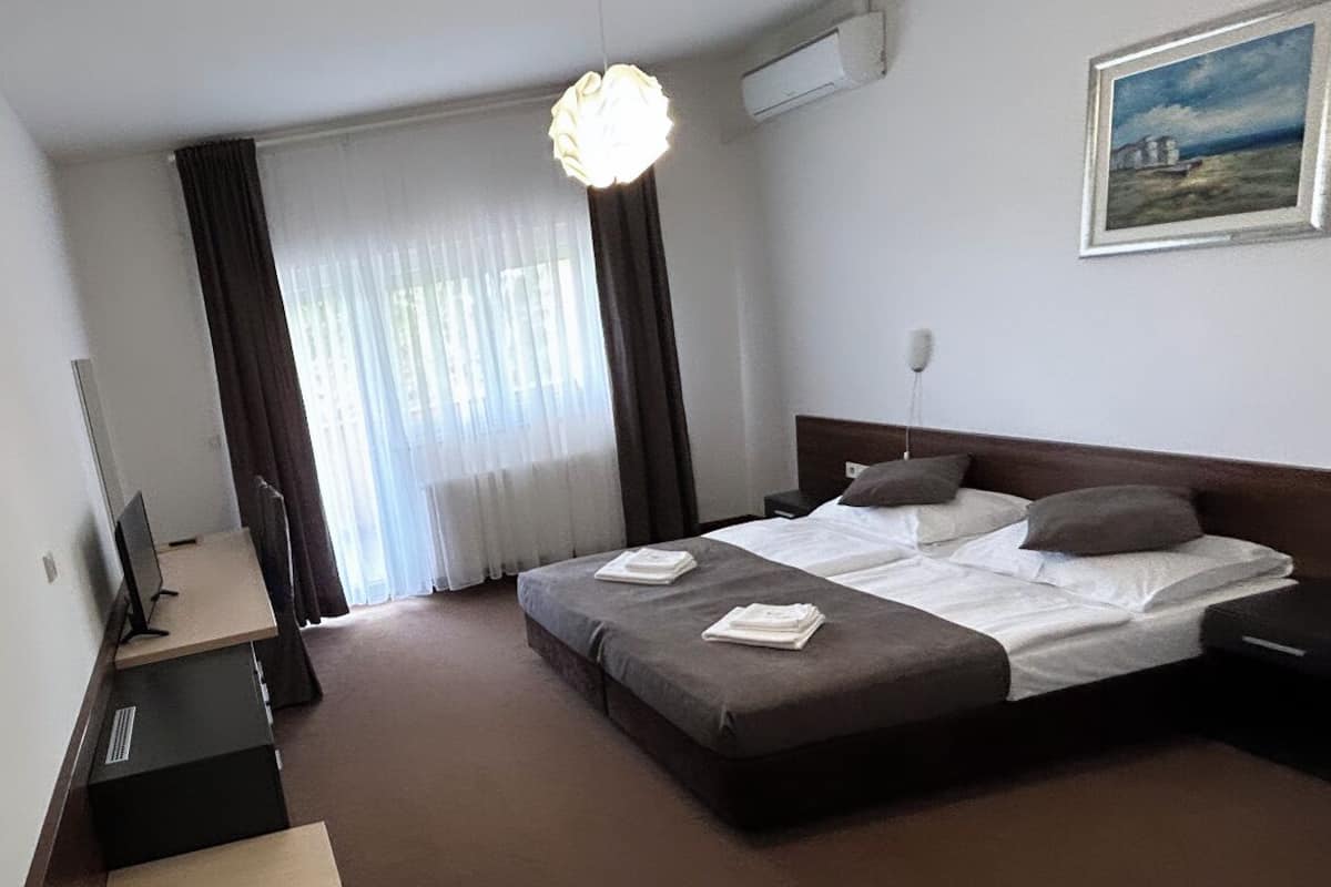 Basic Triple Room | Desk, soundproofing, WiFi (free), bed sheets