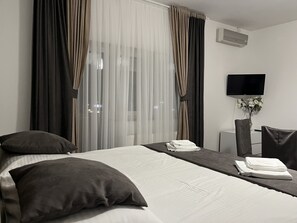 Basic Double Room | Desk, soundproofing, WiFi (free), bed sheets - Rooms Laguna (Zagreb)