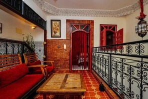 3 عدّة غرف نوم وواي فاي مجانًا وملاءات أسرّة