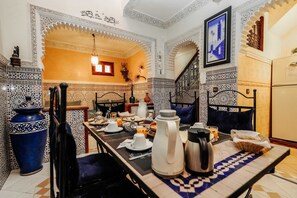 Daily continental breakfast (EUR 4 per person)