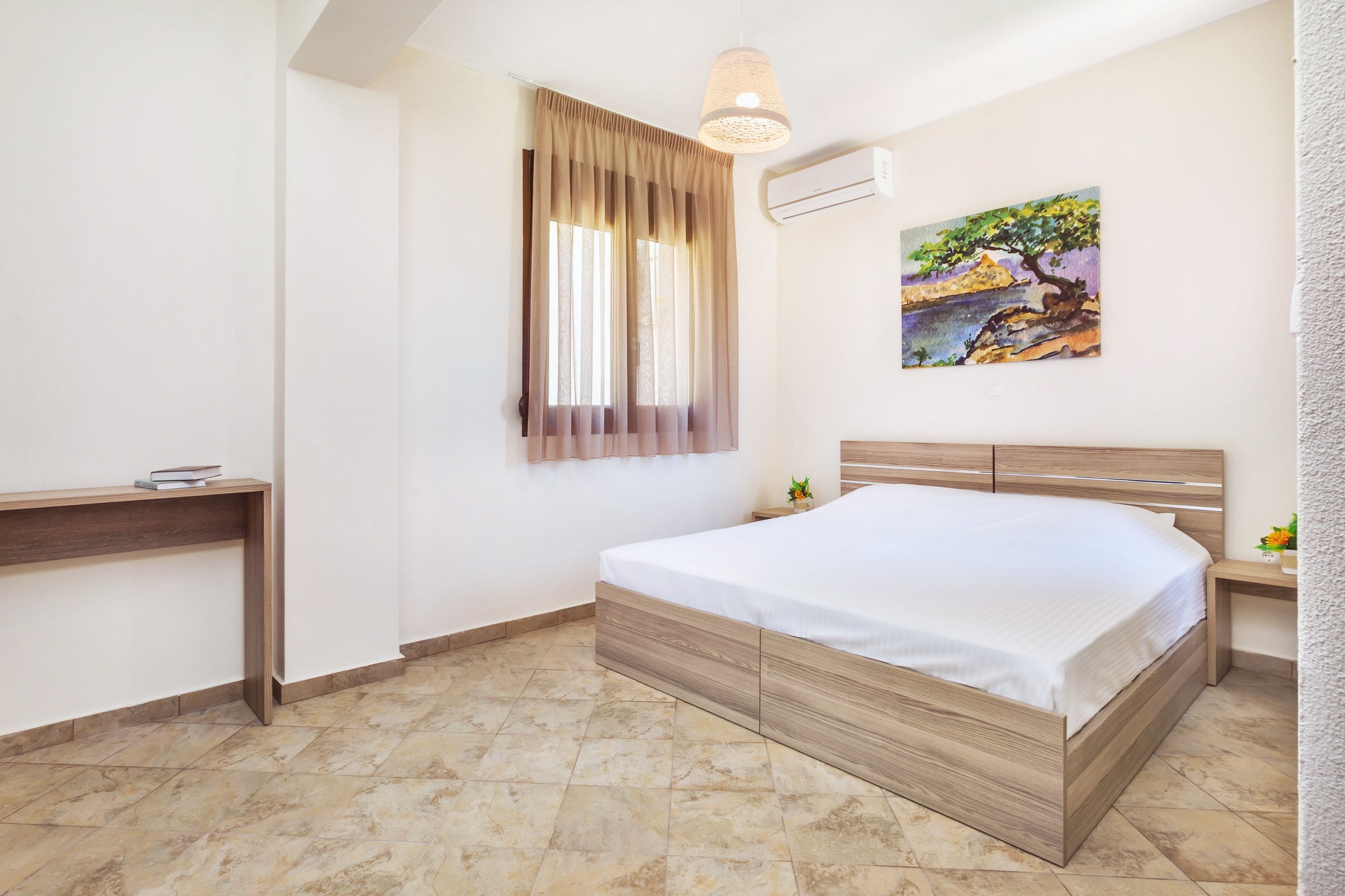 Une chambre à coucher avec un lit en bois, une table de chevet, une commode, une fenêtre avec des rideaux et un tableau accroché au mur.