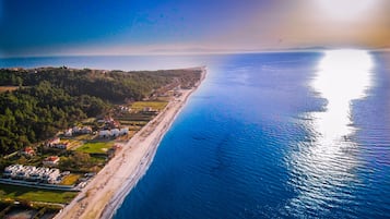 在海灘附近、躺椅、太陽傘