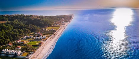 Nära stranden, solstolar och parasoller