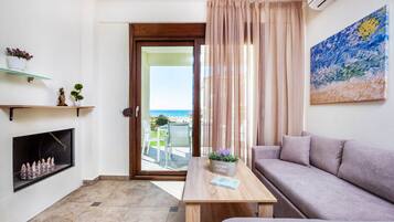 Villa – deluxe, 4 soverom, sjøutsikt | Oppholdsrom | Plasma-TV