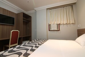 Minibar, in-room safe, desk, laptop workspace - Samba Belo Horizonte Centro (Belo Horizonte)