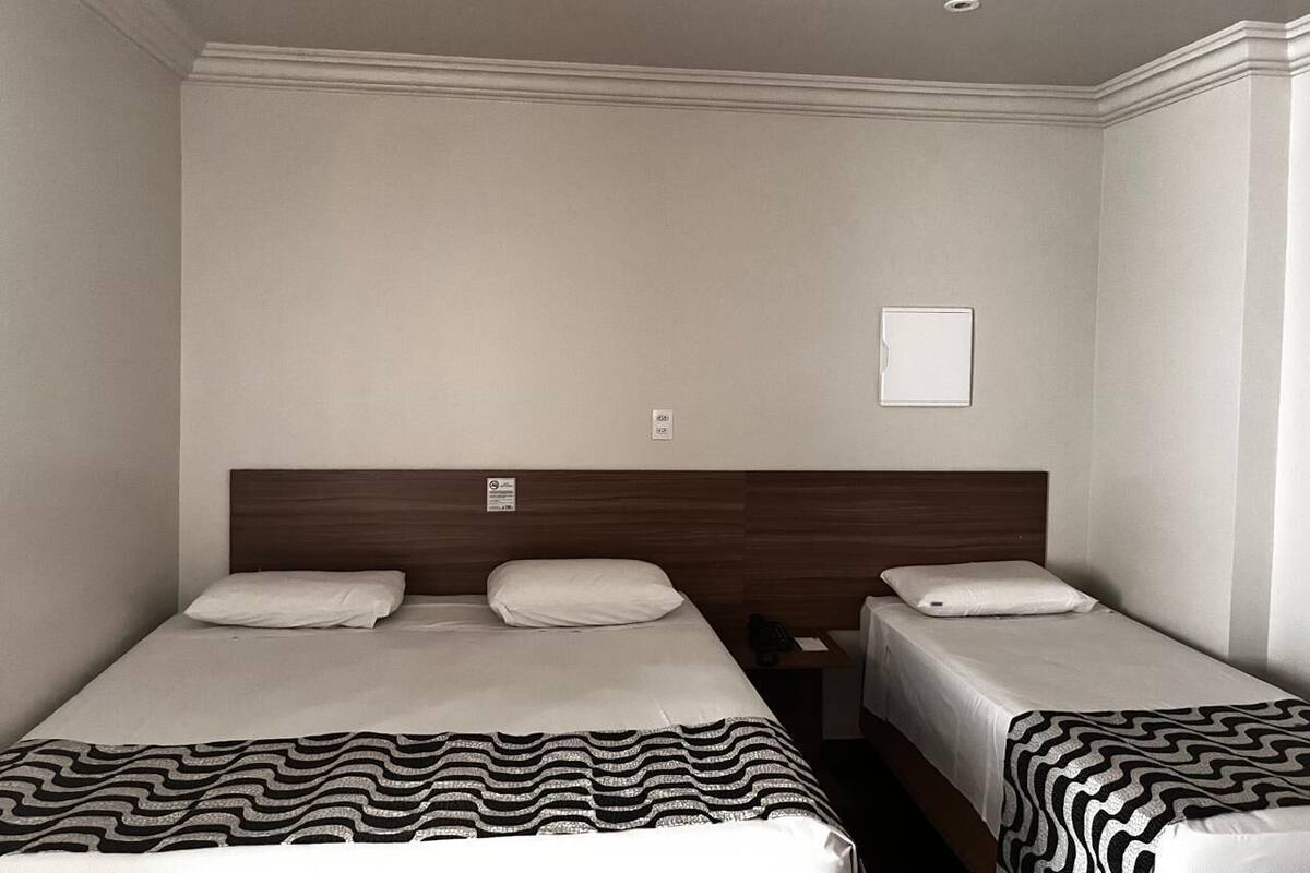 Quarto triplo luxo | Frigobar, cofres nos quartos, escrivaninha