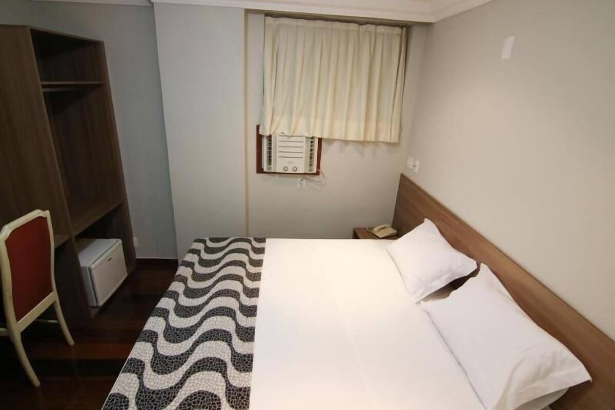 Frigobar, cofres nos quartos, escrivaninha