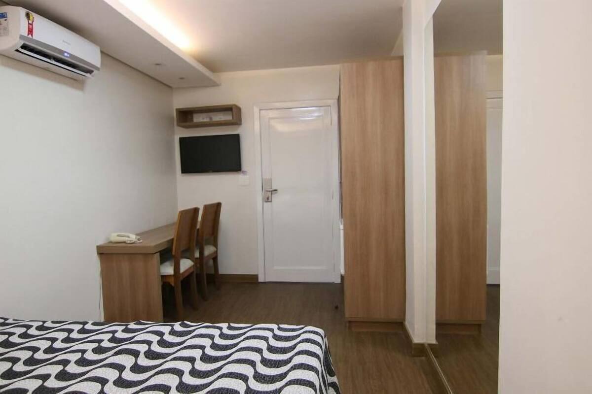 Frigobar, cofres nos quartos, escrivaninha