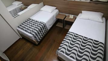 Habitación económica, 2 camas individuales | Minibar, caja de seguridad en la habitación y escritorio