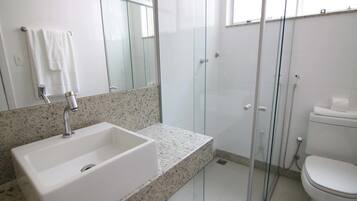 Superior Twin kamer | Badkamer | Een douche, gratis toiletartikelen, een haardroger, handdoeken