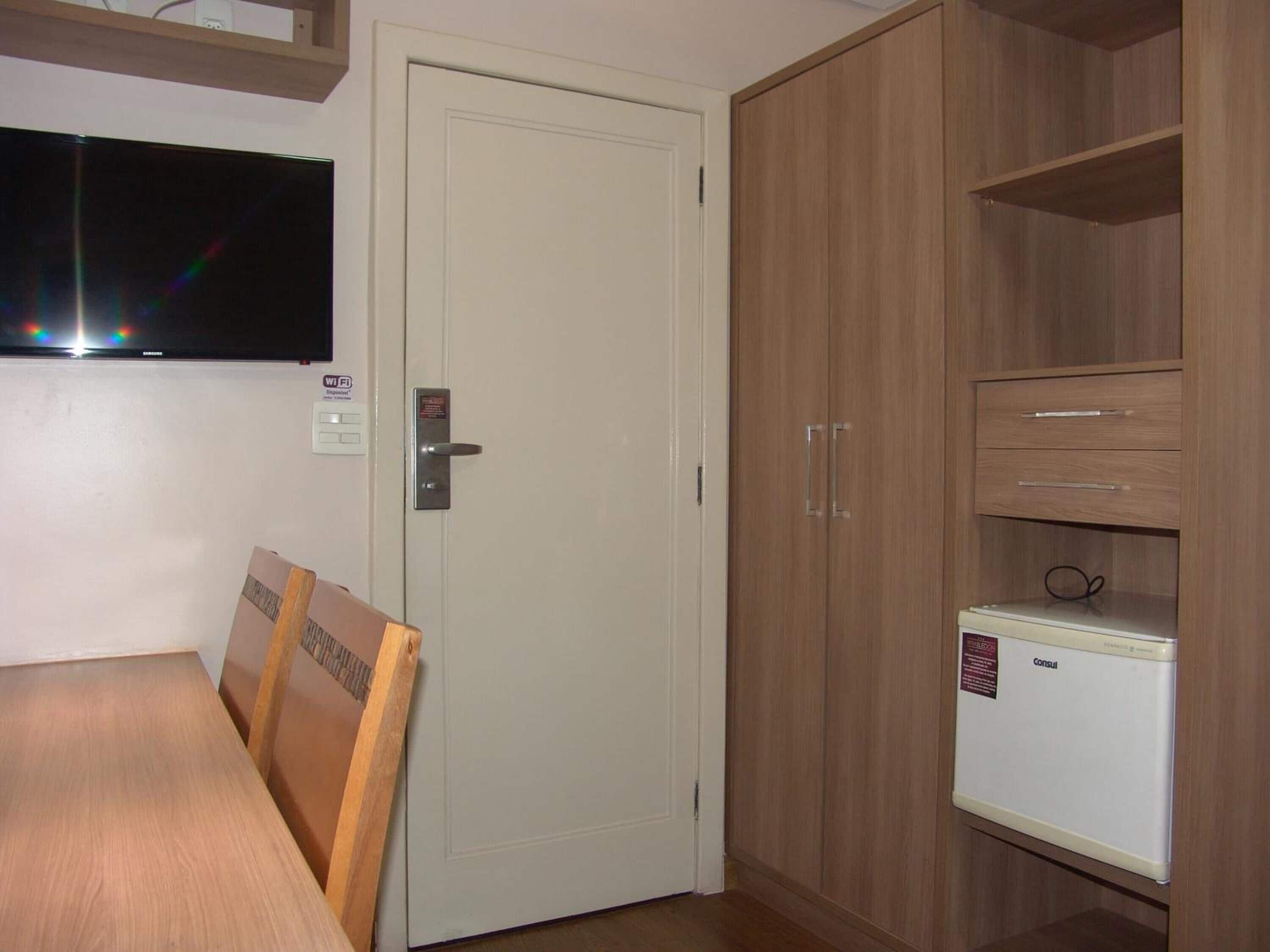 Minibar, brankas, meja kerja, dan ruang kerja ramah laptop