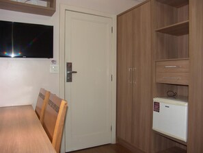 Minibar, coffres-forts dans les chambres, bureau