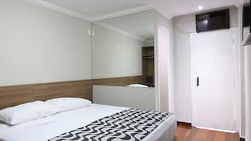 Habitación Deluxe | Minibar, caja de seguridad en la habitación y escritorio