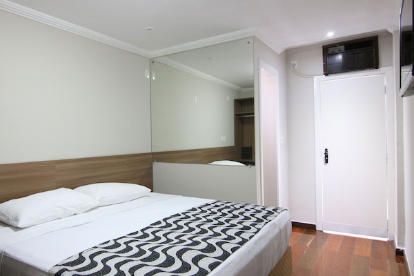 Quarto luxo | Frigobar, cofres nos quartos, escrivaninha