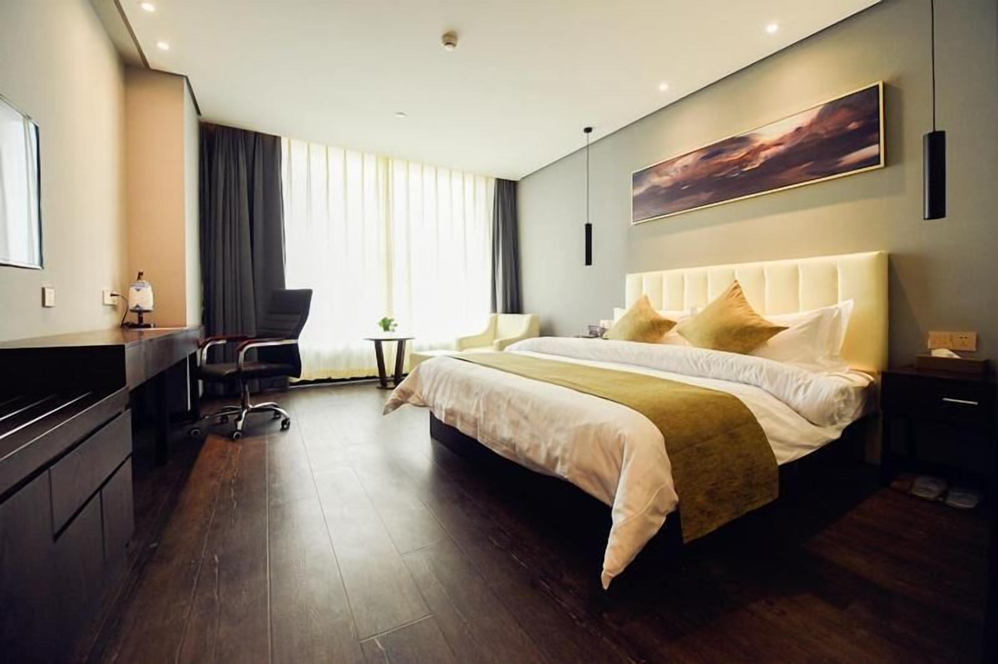 In-room safe, WiFi (free)