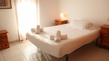 2 bedrooms, iron/ironing board, free WiFi, bed sheets