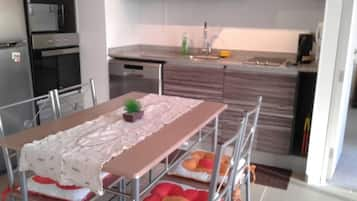 Apartamento, 1 quarto | Cozinha privada | Geladeira, cooktop, talheres/pratos/utensílios de cozinha