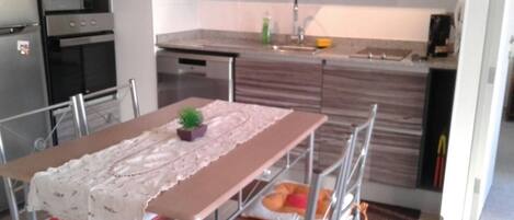 アパートメント 1 ベッドルーム | 専用キッチン | 冷蔵庫、コンロ、調理器具と食器