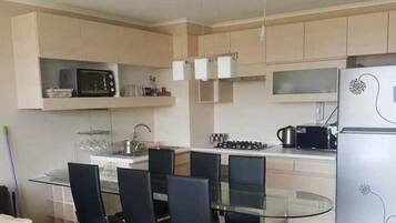 Departamento, 2 habitaciones | Cocina privada | Refrigerador, parrilla de estufa y utensilios de cocina