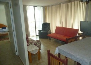 Departamento, 3 habitaciones | Área de sala de estar | Televisión de pantalla plana