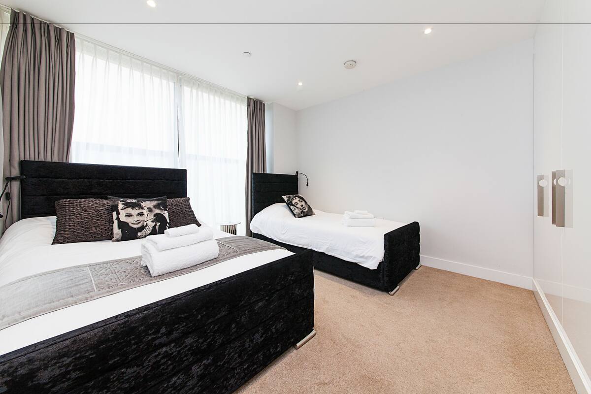 Premium bedding, soundproofing, iron/ironing board, free WiFi